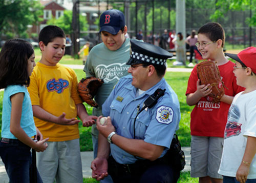 Chicago Policeman talks with kids